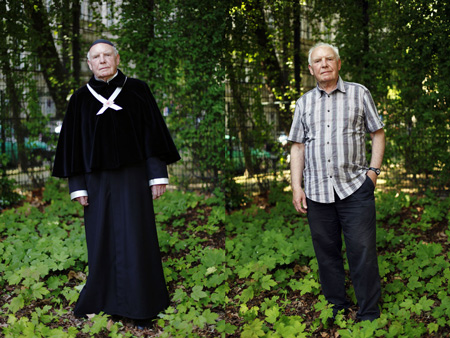 Eugen Dittrich als Schlingensiefs Oberpriester und privat. Foto: Jan Zappner