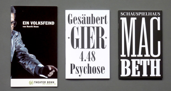 Von links nach rechts: Theater Bonn Programm-Leporello, Münchner Kammerspiele geheftete Broschüren. Foto: Gudrun Pawelke